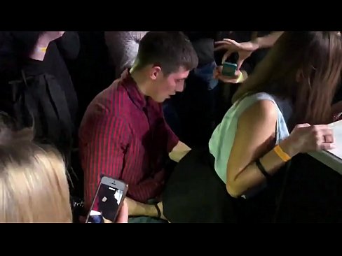 ❤️ Справжній секс в російському нічному клубі. 18-річну російську дівчину в анус і піхву трахкали в нічному клубі Порно на uk.filmepornonline.ru ☑